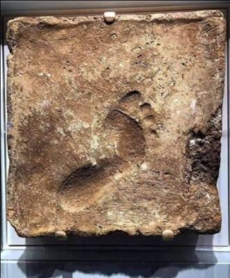 This footprint depicts the action that took place in Ur (Iraq), in the year 2000 BC, when someone stepped barefoot on a mud brick that had been left out in the sun to dry.